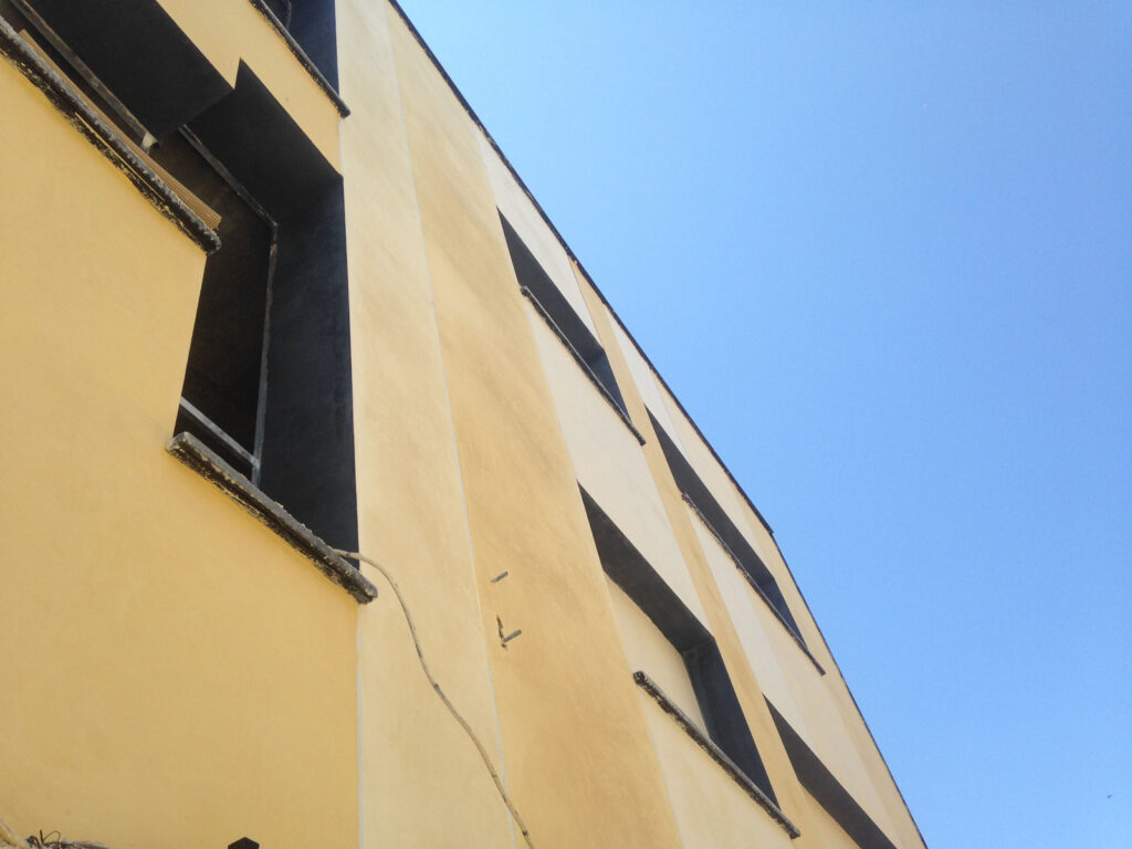 Estucos de cal en fachada, en Yecla (Murcia). — imagen 4
