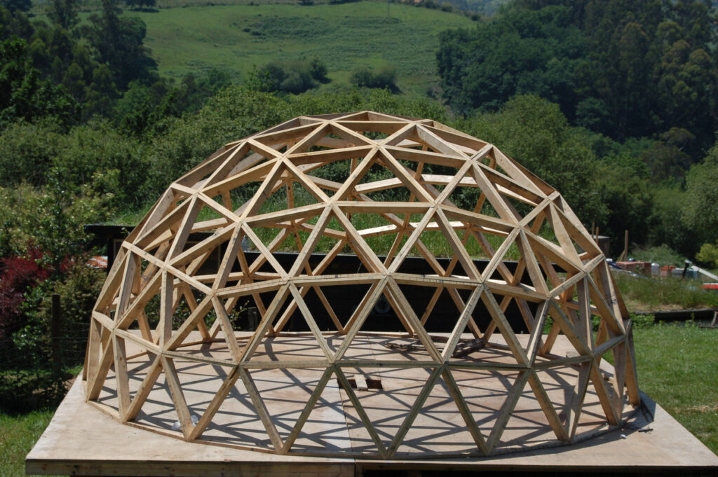 Cúpula geodésica V4 con Permacultura Cantabria.