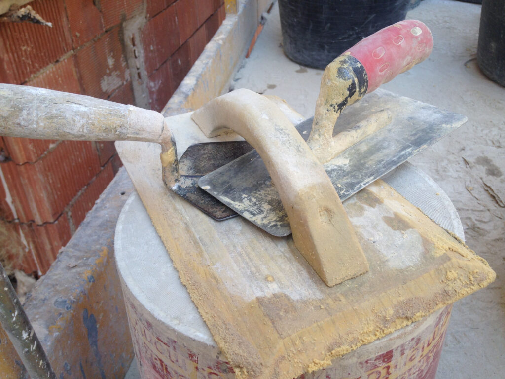 Estucos de cal en fachada, en Yecla (Murcia). — imagen 2