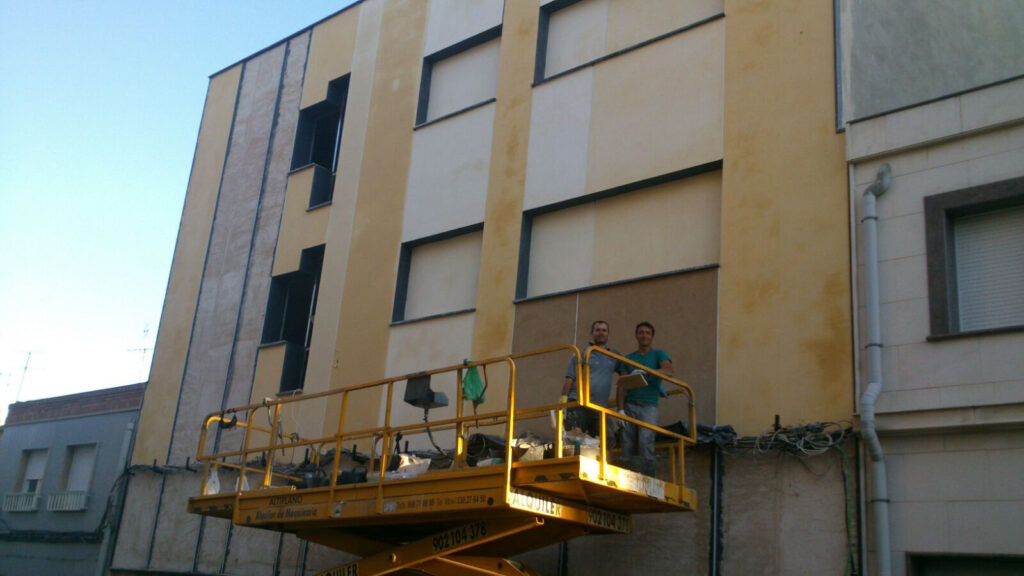 Estucos de cal en fachada, en Yecla (Murcia). — imagen 7