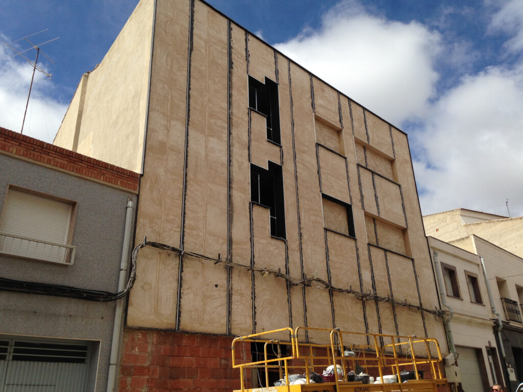 Estucos de cal en fachada, en Yecla (Murcia).